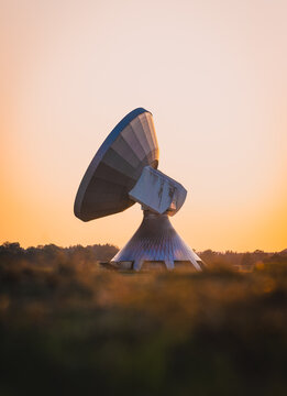 Gro&szlig;e Parabolantenne in der Abendd&auml;mmerung