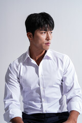 白いシャツを着た男性の雰囲気のあるポートレート