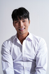 白いシャツを着た男性の雰囲気のあるポートレート