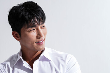 白いシャツを着た男性の雰囲気のあるポートレート