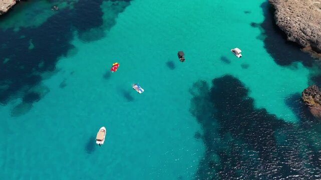 Explorando Menorca: Barcos y Playas Paradis&iacute;acas en Alta Definici&oacute;n