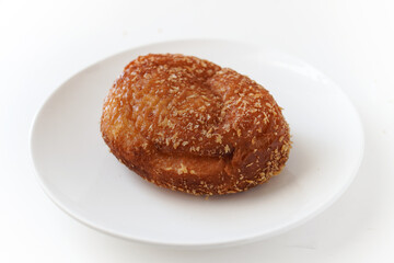 美味しそうなカレーパンと白い皿