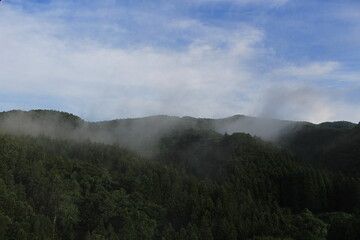 霧に包まれた群馬県の山間