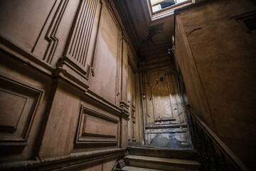 Obraz premium Entrance hall in old abandoned mansion
