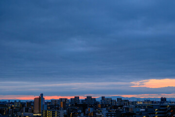 都市の夜明け。早朝神戸市のマンションの高層階より芦屋市のビル群をのぞむ