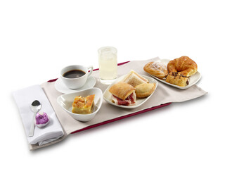 Bandeja de desayuno dulce y saldo con Café y zumo. Sweet and balanced breakfast tray with coffee and juice.