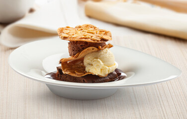 Crocanti  de chocolate  y vainilla con galleta. Chocolate and vanilla crocanti with cookie.