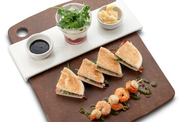 Aperitivo de mini sándwich, broqueta  de gambas y queso. Mini sandwich appetizer, shrimp and cheese skewer.