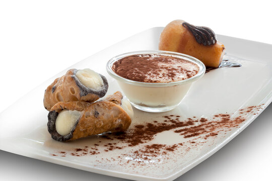 arroz con leche y canela acompa&ntilde;ado de canutillos de crema. rice pudding and cinnamon accompanied by cream eclairs