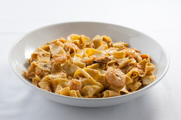 Pasta, cintas con gambas y mejillones sobre plato. Pasta, ribbons with prawns and mussels on plate