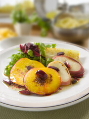 Ensalada de verdura y fruta a la plancha. Grilled vegetable and fruit salad.