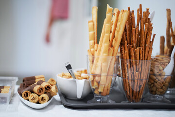 Kekse, Erdnüsse, Salzstanden und weitere Snacks stilvoll und appetitlich angerichtet