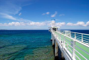 沖縄の海中公園へ続く橋