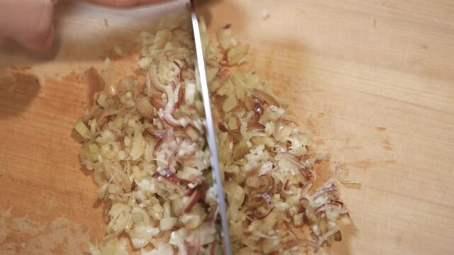 夏野菜の茗荷をみじん切りする動画。