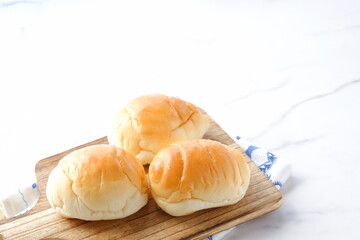 焼きたてで熱々のバターロールが用意された朝食のテーブル
