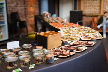 Appetitliches Buffet aufgebaut von Catering Service mit vielen Leckereien, wenig Tiefenschärfe