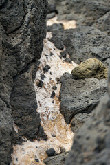 Vulkanische Felsformationen mit Gesteinsschichten auf Lanzarote