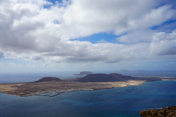 Panoramablick auf die Küste von Lanzarote mit Wolken