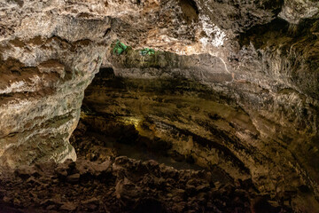 Lanzarote Vulkanhöhle mit farbiger Beleuchtung
