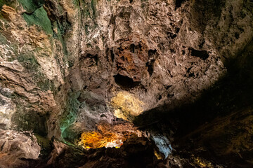Lanzarote Vulkanhöhle mit farbiger Beleuchtung