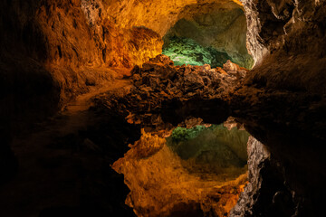 Lanzarote Vulkanhöhle mit farbiger Beleuchtung
