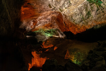 Lanzarote Vulkanhöhle mit farbiger Beleuchtung