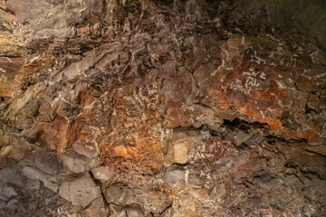 Lanzarote Vulkanhöhle mit farbiger Beleuchtung