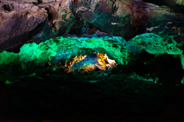 Bunte Beleuchtung in einer vulkanischen Höhle in Lanzarote