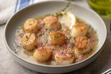 sautted scallop with white wine sauce