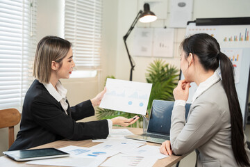 Obraz premium Asian business, women Talk about new projects, presents at home office.