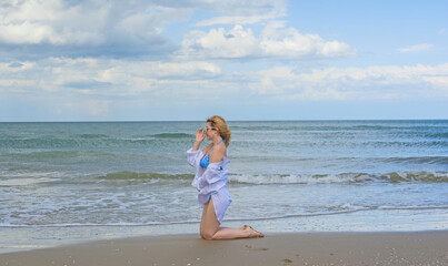 Fototapeta premium Natural woman's beauty concept. Lady at the beach in romantic feminine style