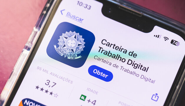 vis&atilde;o macro de um smartphone com o aplicativo da Carteira de Trabalho digital. Brasil - 19 de Julho de 2024.