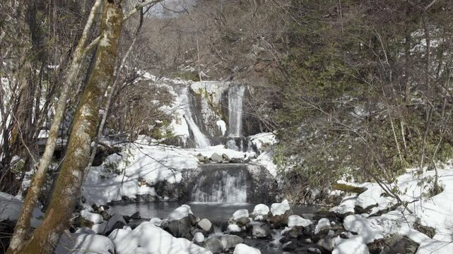 雪解け水の流れる美しい滝-日本-こもれびの滝-7