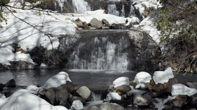 雪解け水の流れる美しい滝-日本-こもれびの滝-6