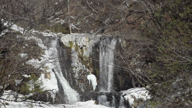 雪解け水の流れる美しい滝-日本-こもれびの滝-5