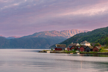 Blick über den Åkrafjord am Abend in Norwegen