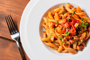 Pasta di Gragnano con sugo di carne, cibo italiano, gastronomia europea 