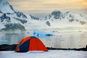 Tent on a glacier in Antarctica © fivepointsix