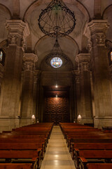 imagen del interior de la Catedral de Lleida con los bancos y el rosetón de fondo 