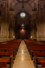 imagen del interior de la Catedral de Lleida con los bancos y el rosetón de fondo 