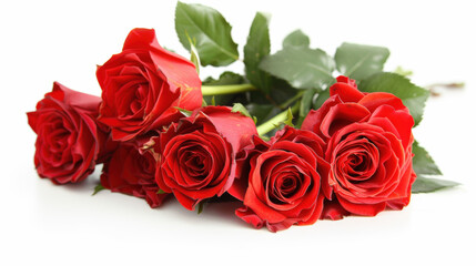 Obraz premium beau bouquet de roses rouge en fleur avec feuilles vertes sur fond blanc