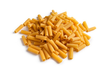 Tortiglioni crudi isolati su fondo bianco, pasta italiana, gastronomia europea 