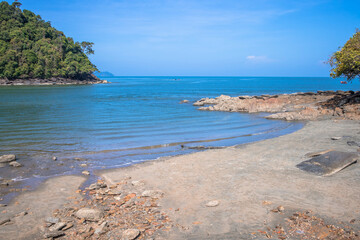 Beaches in the harbor before going out to the islands are beautiful trees, sandy beaches