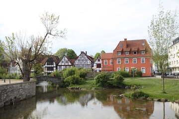 Obraz premium half-timbered houses with springs of the river pader in the foreground, paderborn, nrw, germany,