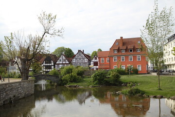 Obraz premium half-timbered houses with springs of the river pader in the foreground, paderborn, nrw, germany,