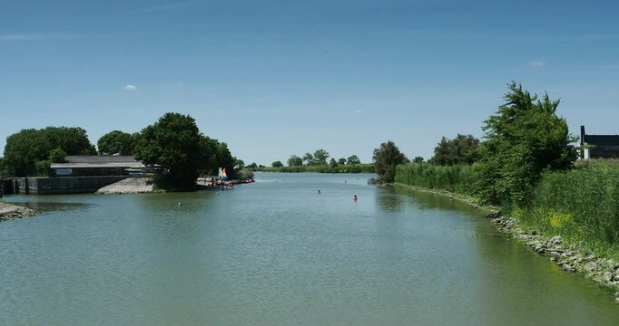 Marans en Charente-Maritime. Club d'Aviron Mirandais sentre le Port et Bout des Barques au bord de la  S&egrave;vre Niortaise et d&eacute;rivation vers le Canal de Marans &agrave; la Mer