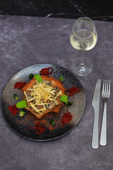 Costra de queso con carne acompañada de vino