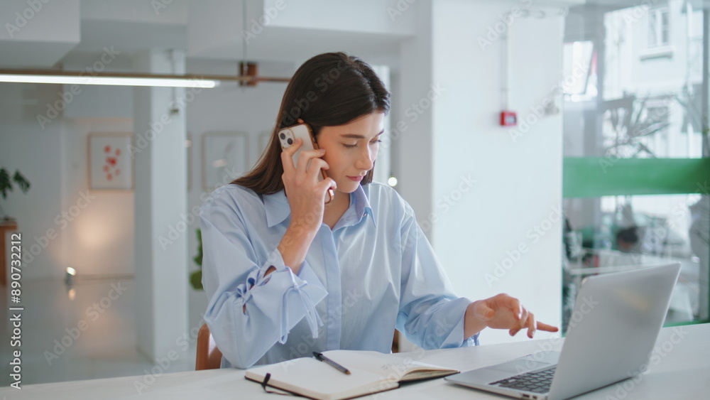 Wall mural girl employee making notes on call. successful entrepreneur consulting client