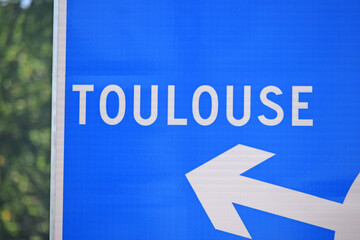 Panneau de signalisation : direction Toulouse, par autoroute A62.
