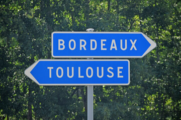 Panneau de signalisation : direction Bordeaux, Toulouse, par autoroute A62. © Georges Blond